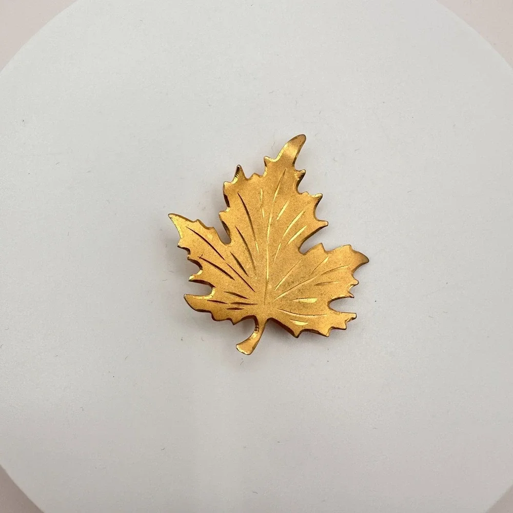 Vintage 90s Gold Tone Textured Maple Leaf Brooch Pin Statement‎ Fashion Jewelry